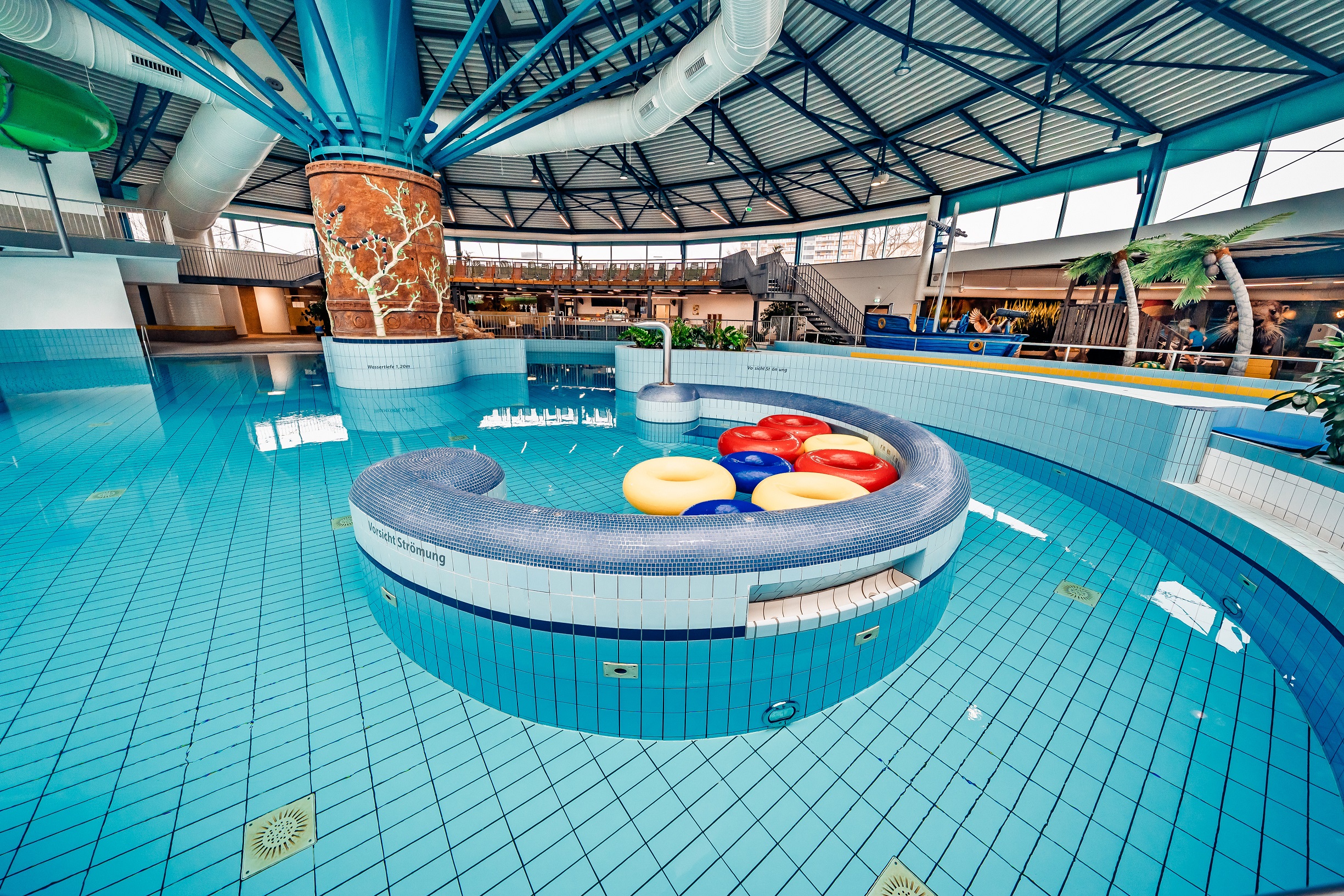 Blick über den Strömungskanal in Richtung Sonnendeck